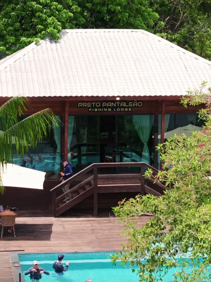 Preto Pantaleão lodge and its floating deck on the black water